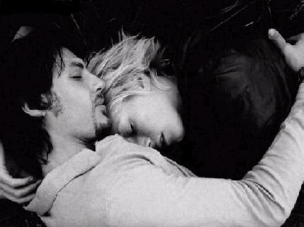 Černobílá fotografie ležícího muže a ženy se zavřenýma očima