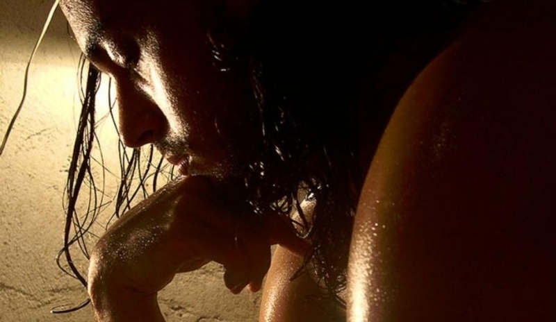 Snímek zachycující polonahého muže