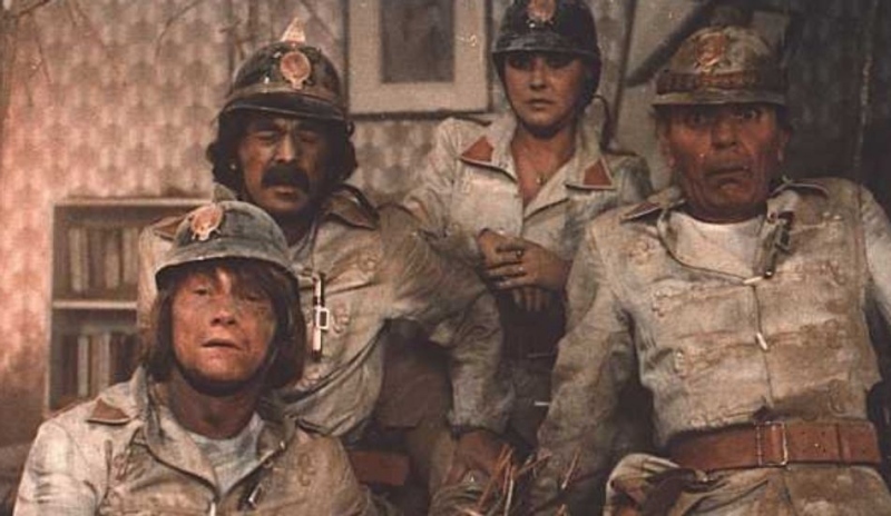 Fotografie zobrazující čtyři postavy s helmami na hlavě