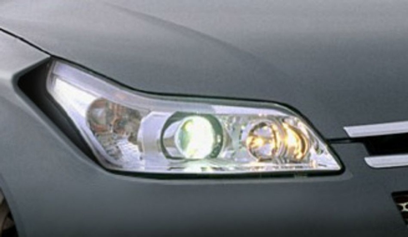 Detailní záběr na bixenonové světlomety Citroenu C4