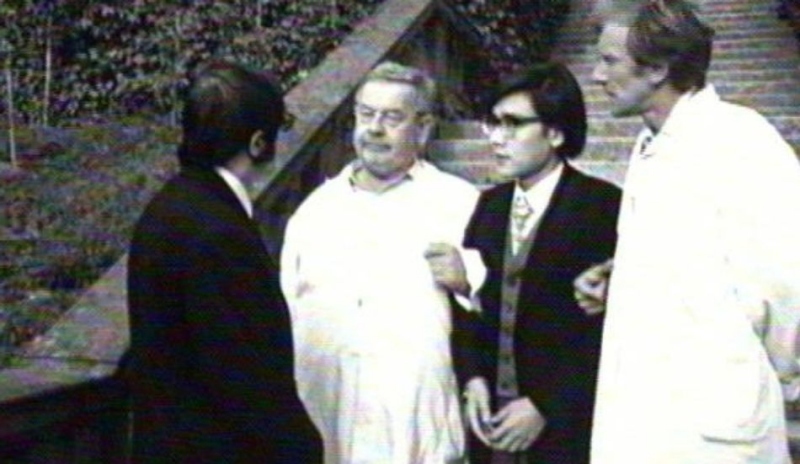 Fotografie čtyř mužů při rozhovoru