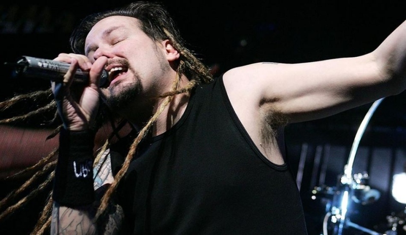 Jonathan Davis s mikrofonem v ruce