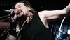 Jonathan Davis s mikrofonem v ruce