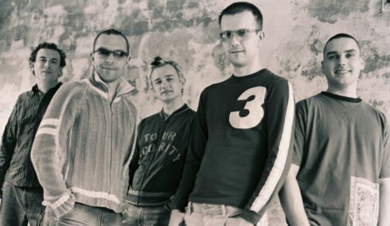 Černobílá fotografie hudební skupiny Support Lesbiens