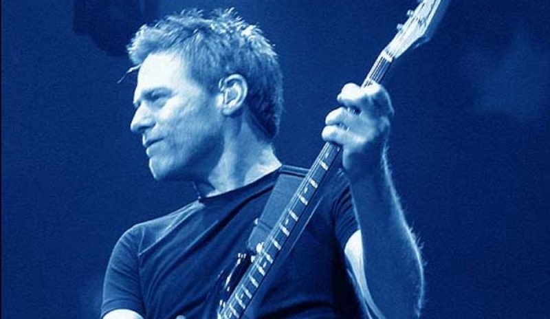 Snímek Bryana Adamse, který stále vyznává opravdu živé koncerty - kytaru nebo baskytaru neodloží