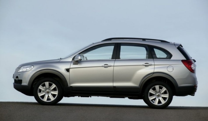 Boční pohled na automobil Chevrolet Captiva