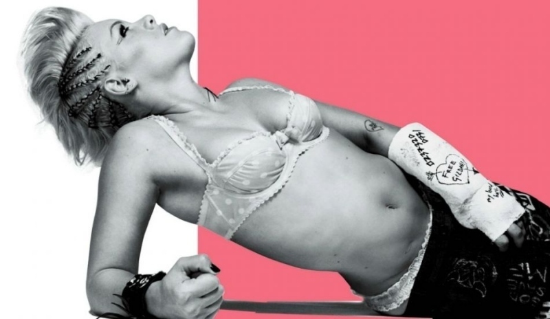 Žena s hlavou otočenou vzhůru