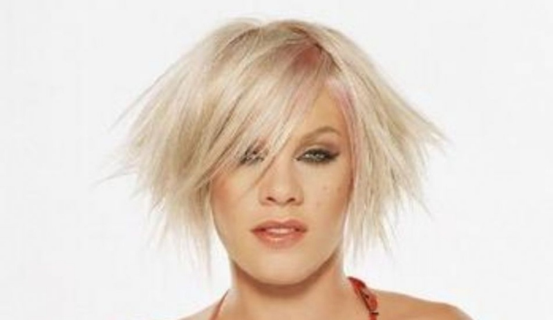 Zpěvačka Pink se svým blonďatým rozcuchaným účesem