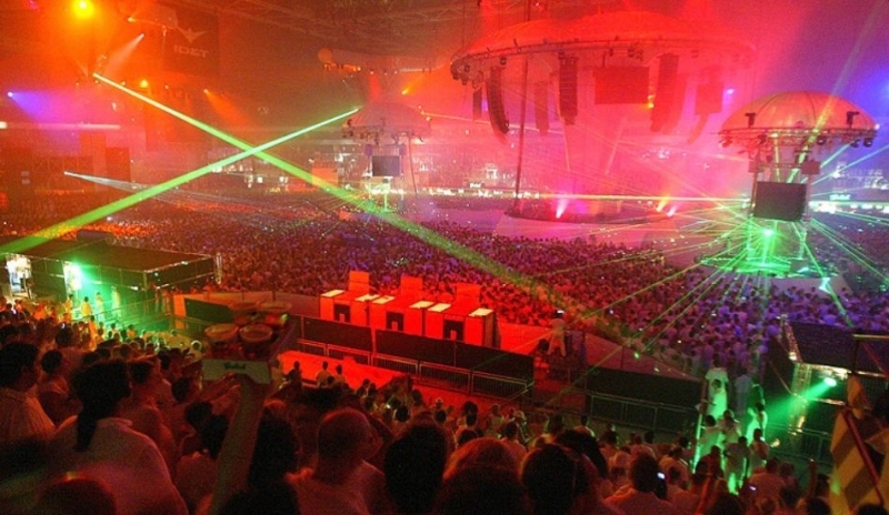 Snímek lidí v Music clubu v Praze