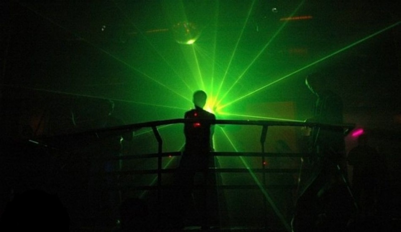 Fotografie postavy v zeleně zářícím kruhu