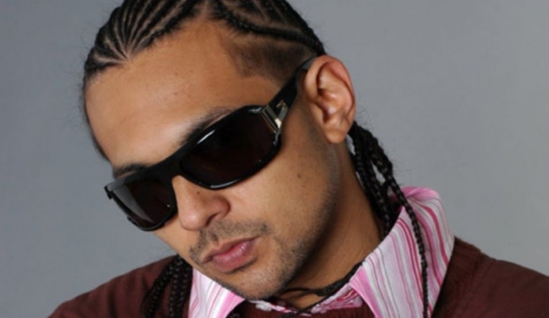 Sean Paul jamajský zpěvák v černých slunečních brýlích
