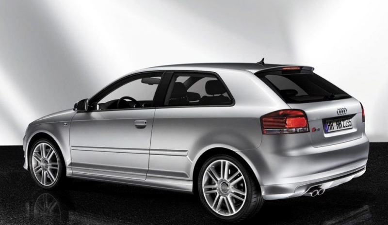 Boční pohled na automobil Audi S3