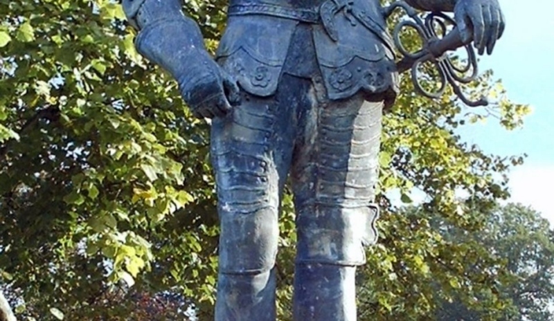 Fotografie mužské sochy v brnění