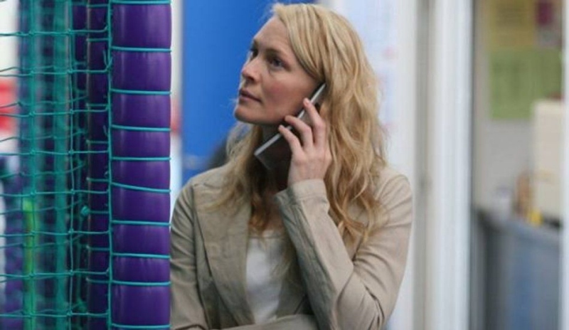 Herečka Robin Penn Wright při telefonování