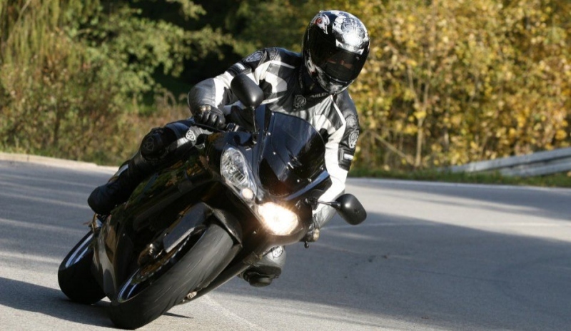 Fotografie muže na motorce