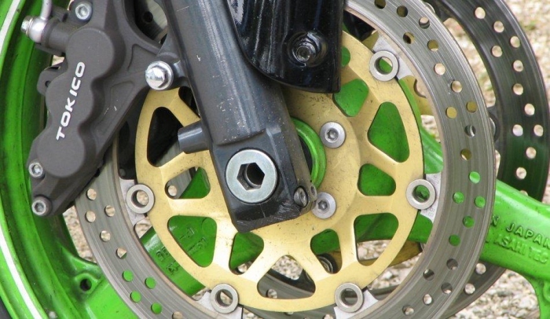 Snímek zobrazující brzdové destičky