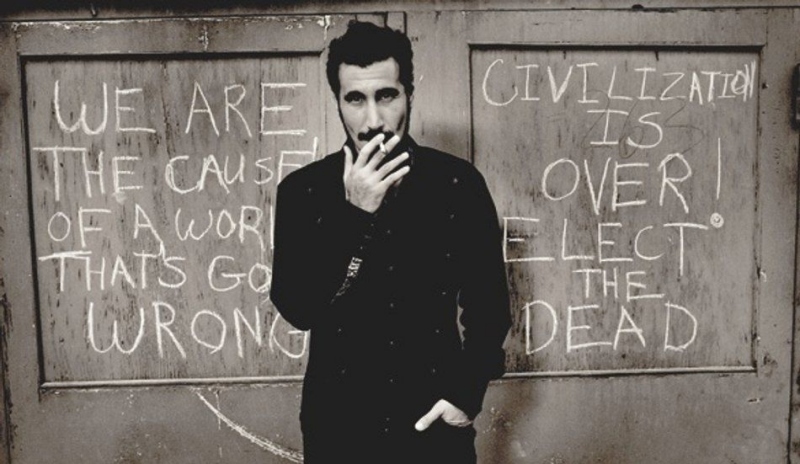 Zpěvák Serj Tankian na černobílé fotografii 