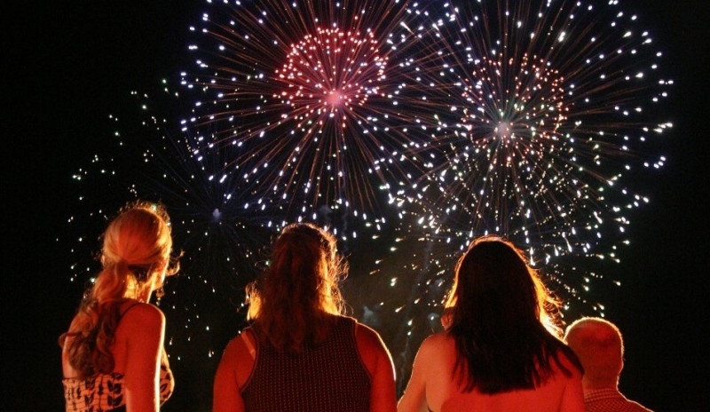 Snímek zachycuje ženy dívající se na ohňostroj
