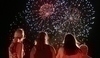 Snímek zachycuje ženy dívající se na ohňostroj
