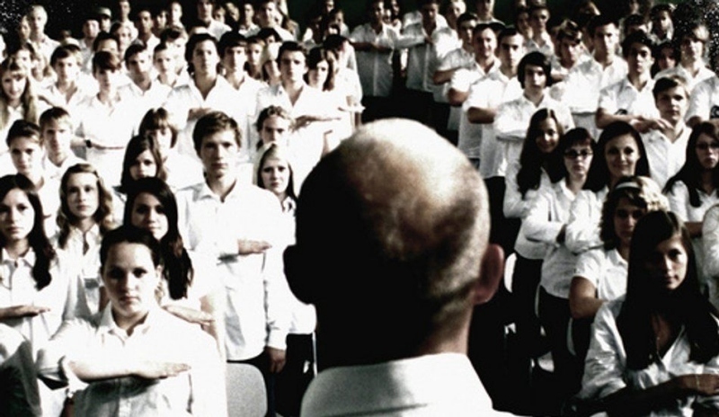 Fotografie muže, který přednáší publiku