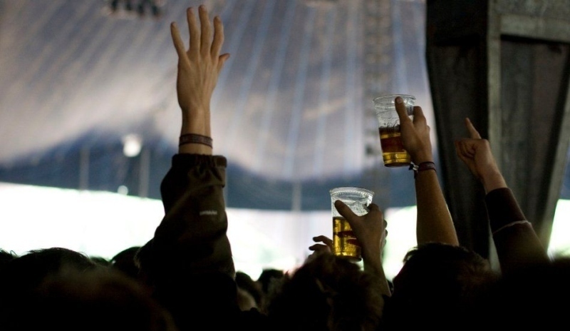 Zdvižené ruce při vystoupení kapely