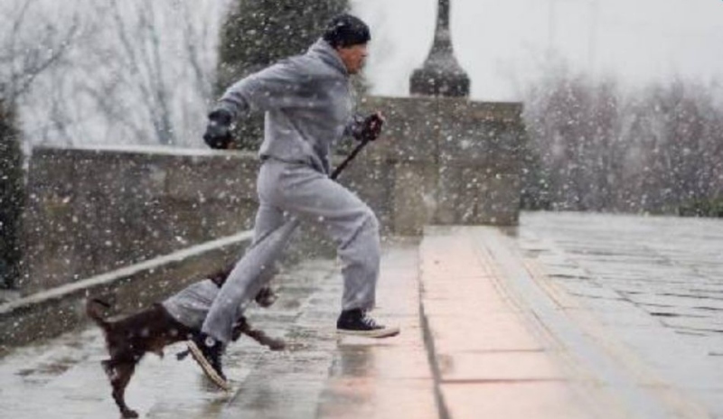 Fotografie muže běžícího se psem