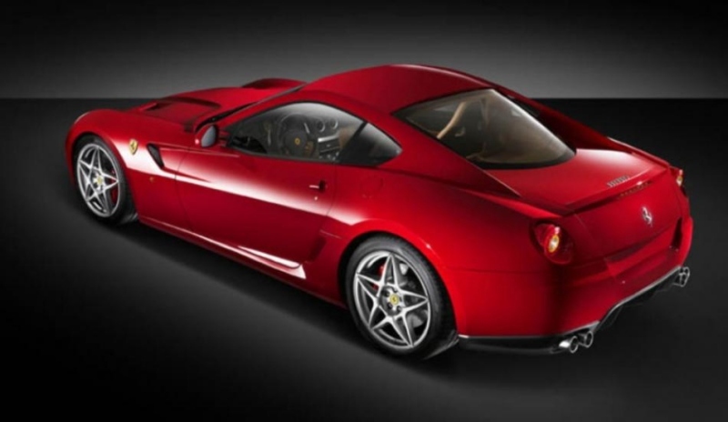 Sportovní automobil Ferrari 599 GTB červené barvy