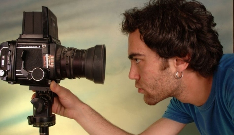 Muž dívající se do kamery