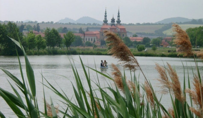 Pohled přes řeku na Velehrad - poutní místo v blízkosti archeoskanzenu Modrá