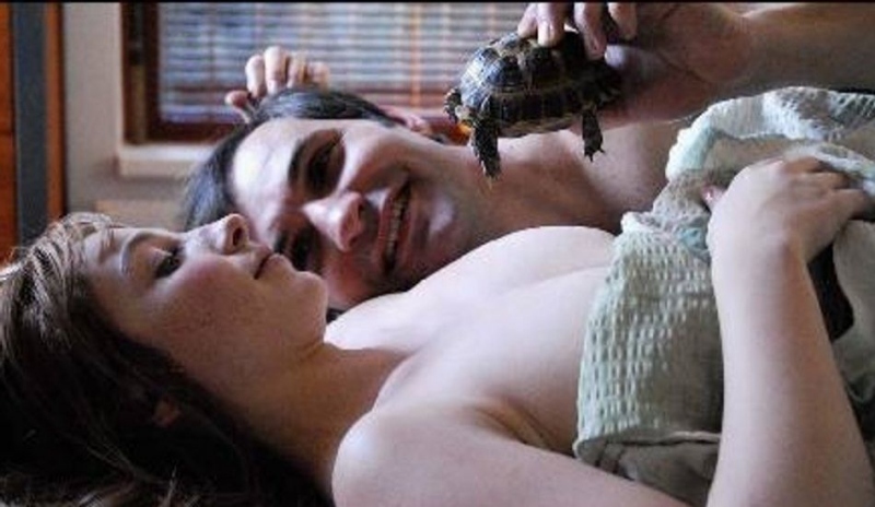 Muž se ženou ležící v posteli