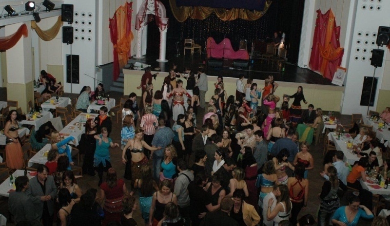 Neovládáte klasické tance? Nevadí! Součástí každého plesu je také volná zábava!