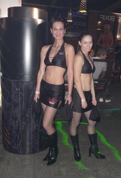 Sexy hostesky lákaly k účasti v nejrůznějších soutěžích.