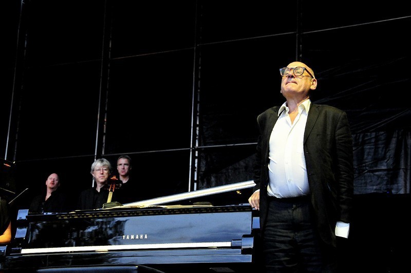 Fotografie muže stojícího na pódiu