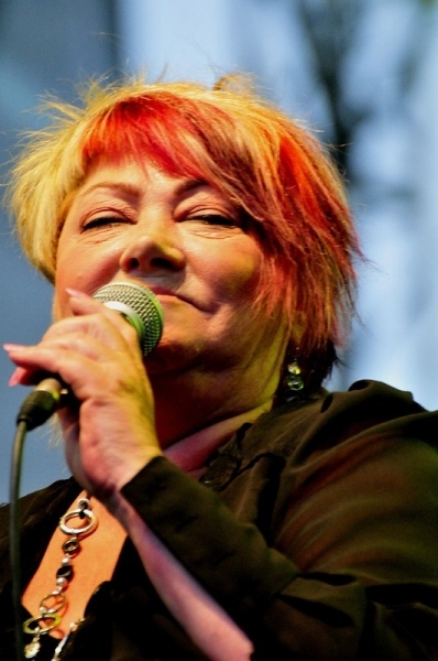 Žena zpívající do mikrofonu