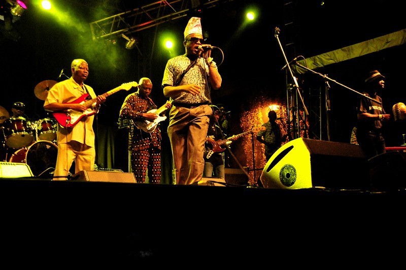 Vystoupení hudební skupiny na pódiu