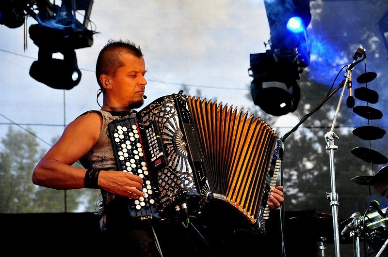 Muž hrající na harmoniku