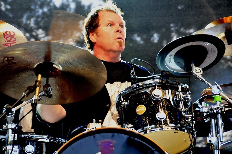 Muž hrající na bubny