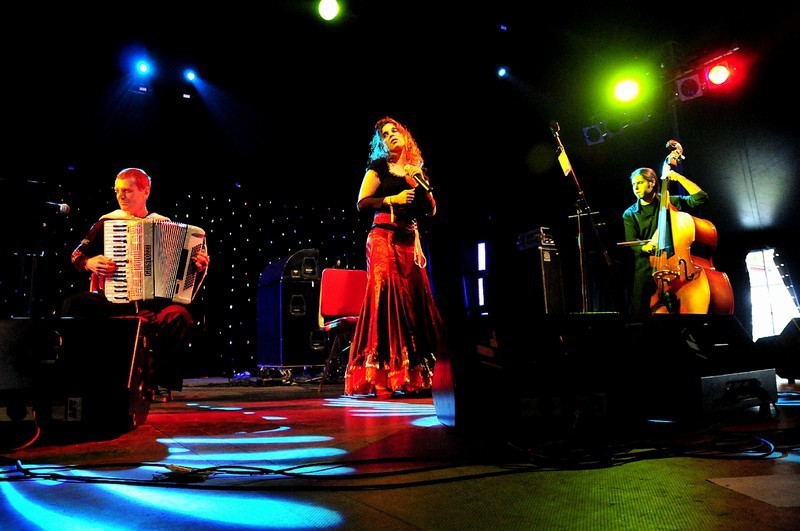 Vysoupení hudební skupiny na jevišti