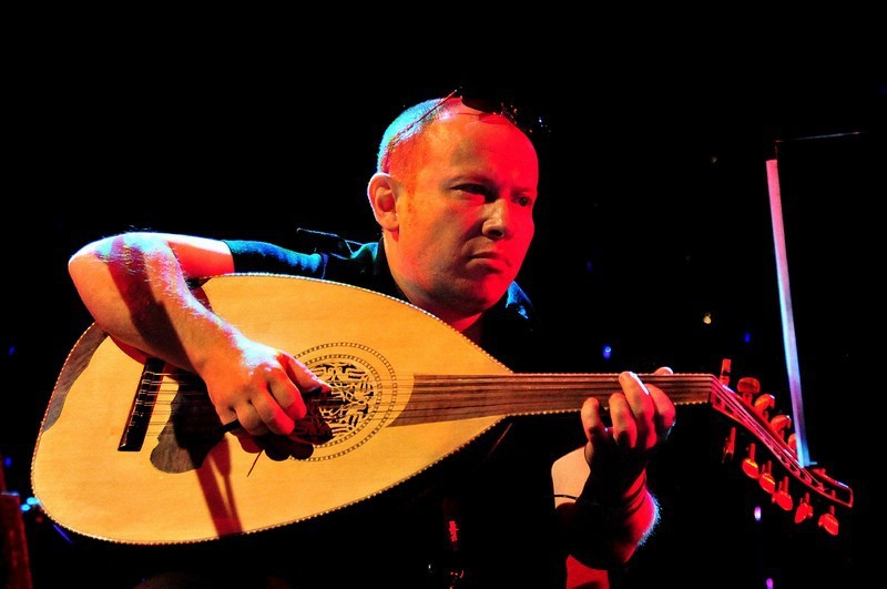 Muž s kytarou v ruce