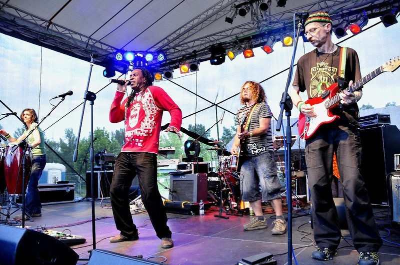 Hudební skupina vystupující na pódiu