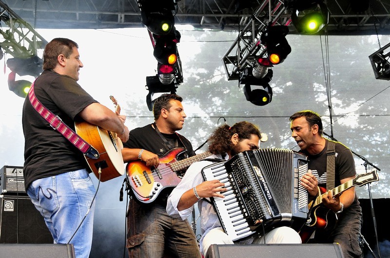 Skupina hudebníku na festivalu Colours of Ostrava