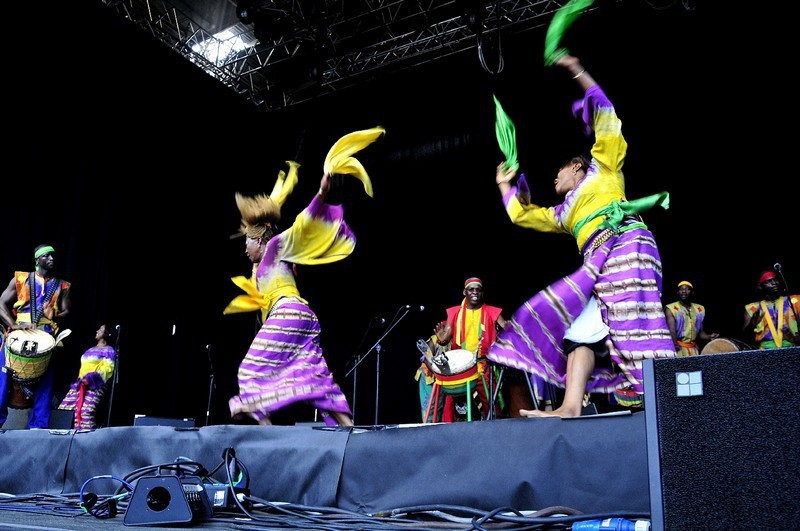 Tančící postavy na pódiu