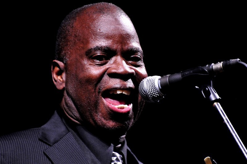 Černoch zpívající do mikrofonu