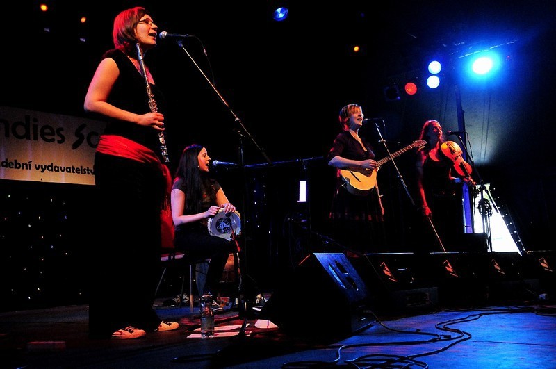 Hudebníci s nástroji na pódiu