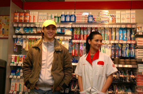 Fotografie ženy a muže stojících v obchodě