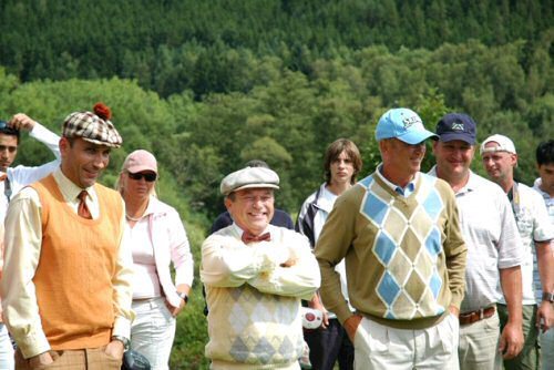 Fotografie mužů stojících ve skupince