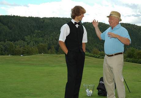 Fotografie dvou mužů na golfovém hřišti