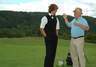 Fotografie dvou mužů na golfovém hřišti