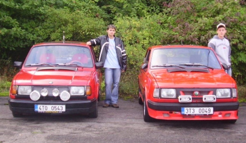 Snímek dvou aut zaparkovaných vedle sebe