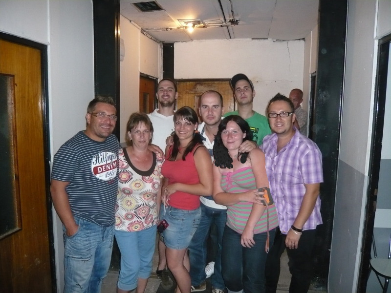 Skupina lidí stojících na chodbě